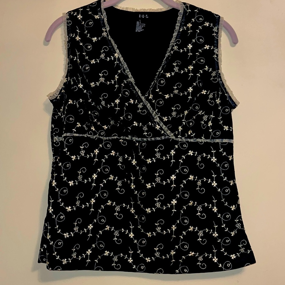 R•Q•T sleeveless embroidered lace top